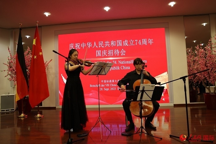 青年音樂家為來賓們現(xiàn)場演奏《我和我的祖國》。人民網(wǎng)記者 劉仲華攝