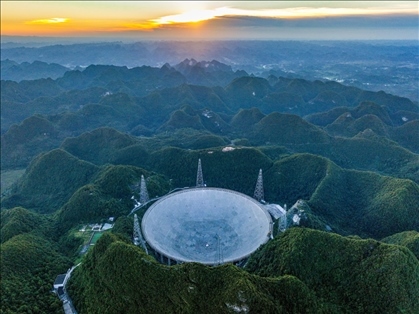 “中國天眼”全景（維護(hù)保養(yǎng)期間拍攝）。新華社記者 歐東衢 攝