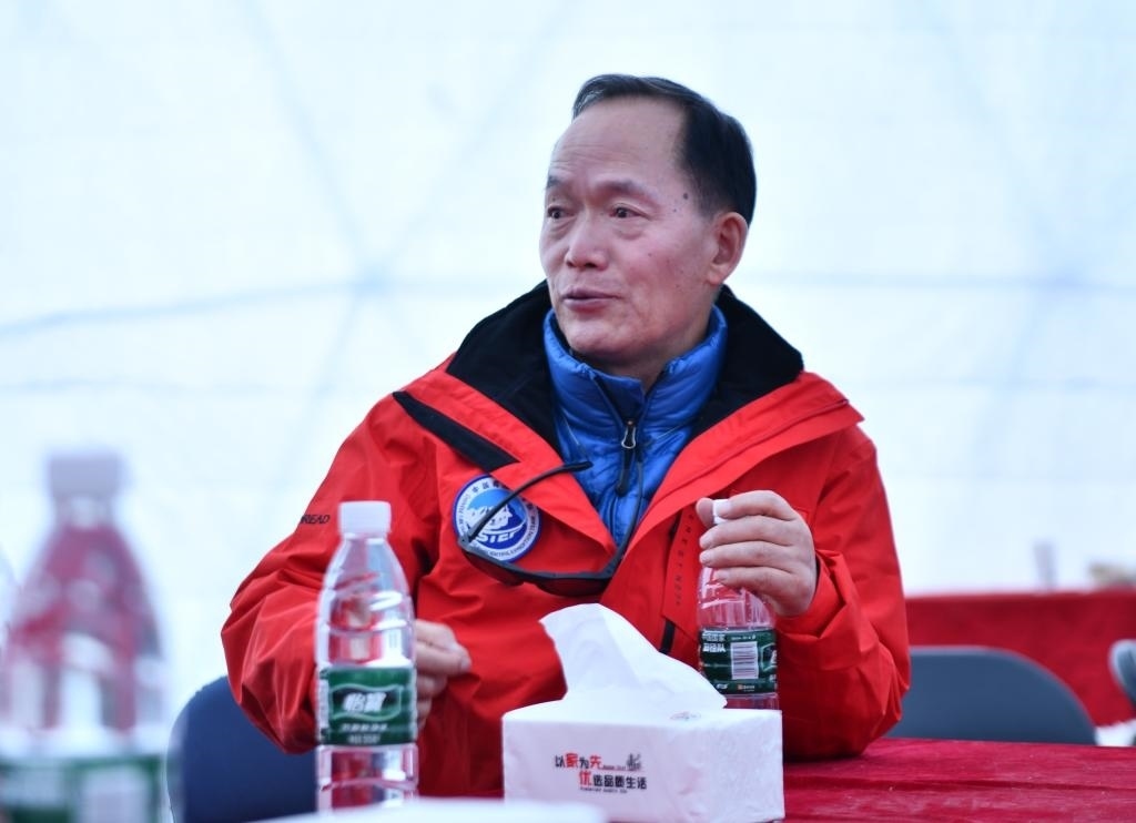 中國科學(xué)院院士、第二次青藏科考隊(duì)隊(duì)長姚檀棟在卓奧友峰登山大本營（9月29日攝）。新華社記者晉美多吉 攝