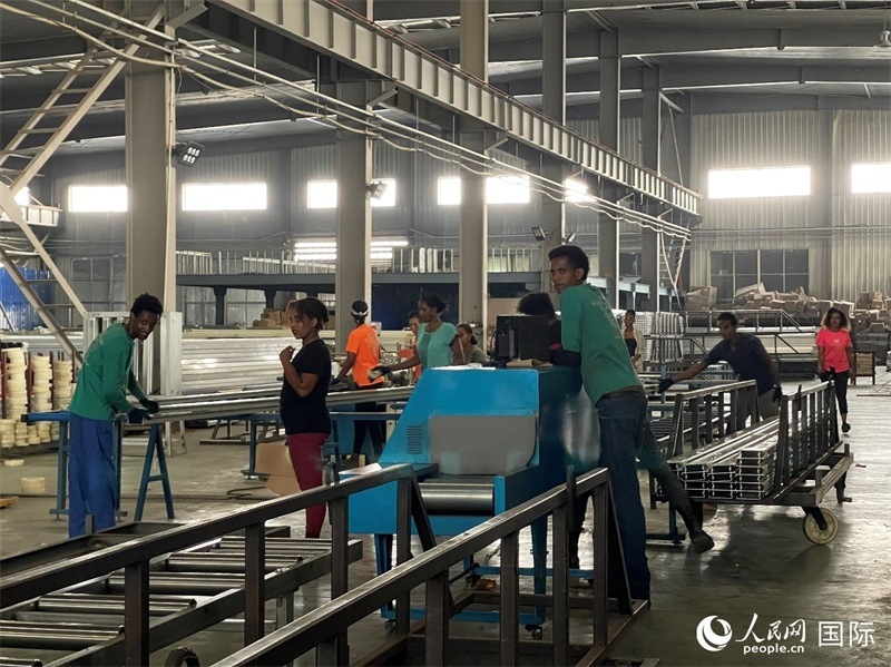 東方工業(yè)園華嘉鋁業(yè)生產(chǎn)車間。人民網(wǎng)記者 趙艷紅攝