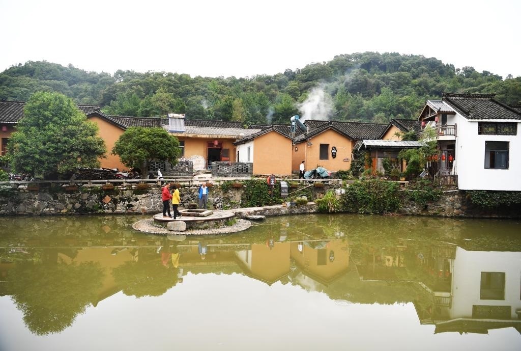 圖為9月27日游客在田鋪大塆參觀游玩。新華社記者張浩然攝