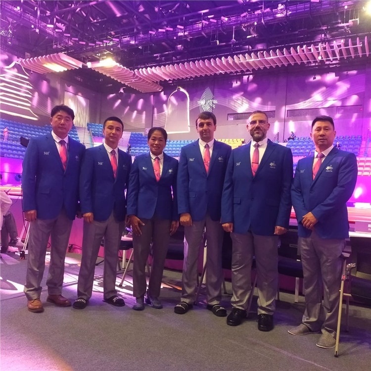 詹多斯·基亞諾夫與各國裁判員合影（左二）。 受訪者供圖