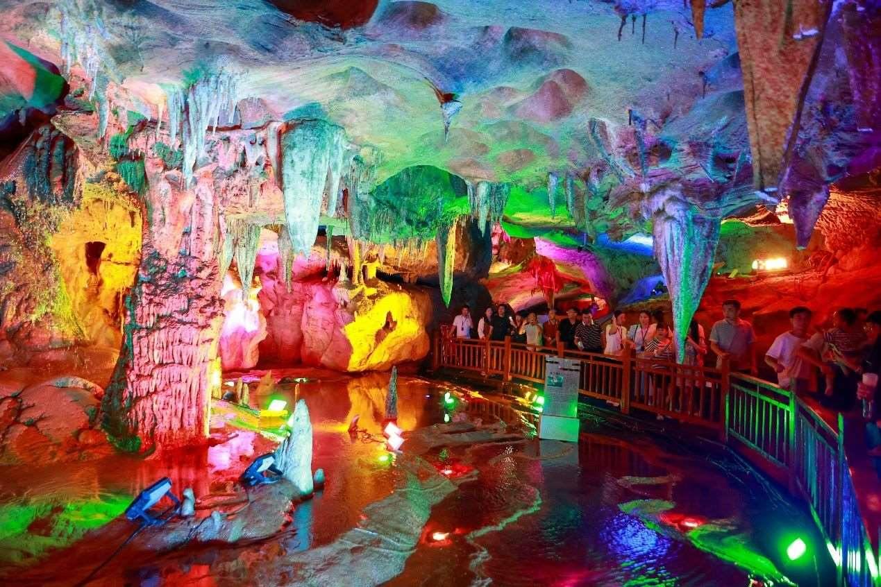 國慶假期期間，江西萬年神農(nóng)宮景區(qū)游人如織。受訪者供圖