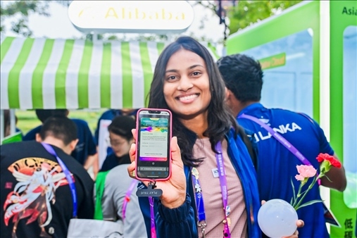 亞運(yùn)村運(yùn)動(dòng)員正在展示個(gè)人的低碳賬戶。 受訪者供圖