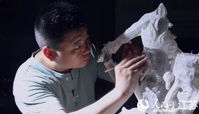 正在精雕細琢的東海水晶。 人民網(wǎng) 范堯攝