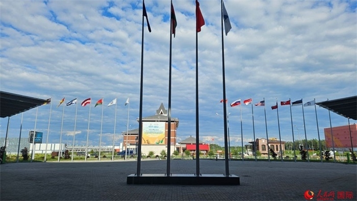 中白工業(yè)園內(nèi)，多國國旗飄揚(yáng)。園區(qū)已有來自16個(gè)國家和地區(qū)的企業(yè)入駐。人民網(wǎng)記者 朱虹攝