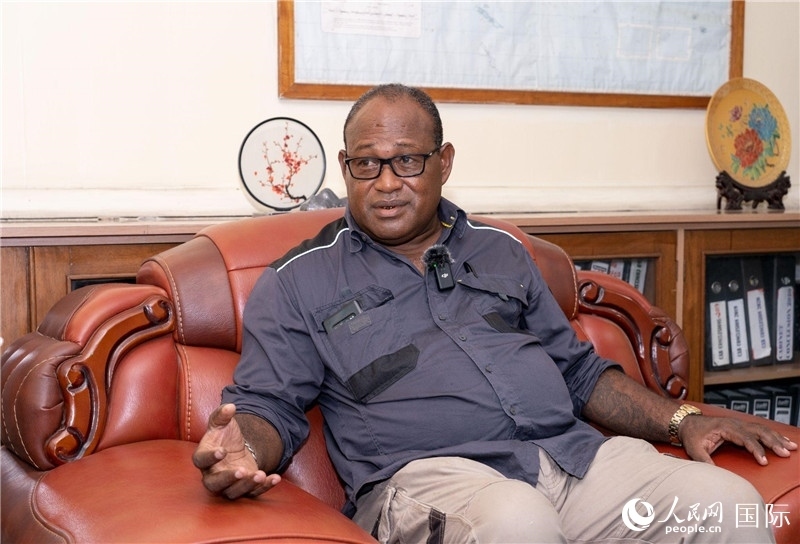 2023年9月13日，所羅門群島副總理兼基礎(chǔ)設(shè)施和發(fā)展部長梅納西·梅蘭加在首都霍尼亞拉接受人民網(wǎng)記者專訪。人民網(wǎng) 賀吉攝