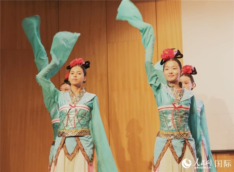 兩國(guó)文化志愿者共同表演中國(guó)傳統(tǒng)舞蹈。人民網(wǎng)記者 陳海琪攝