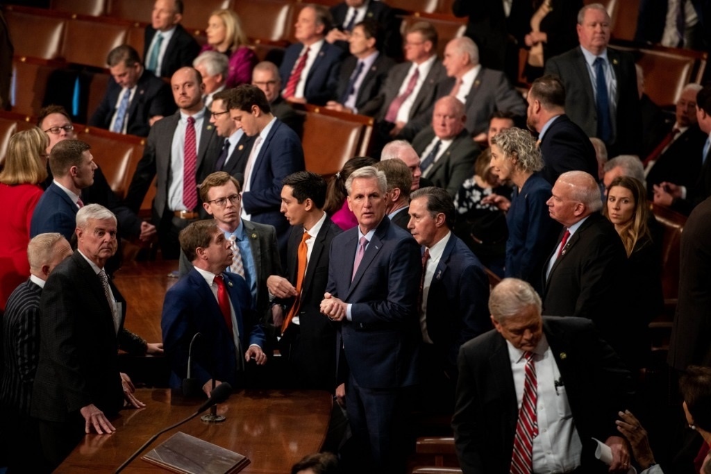 這是1月6日在美國華盛頓國會拍攝的凱文·麥卡錫（中）。新華社記者劉杰攝