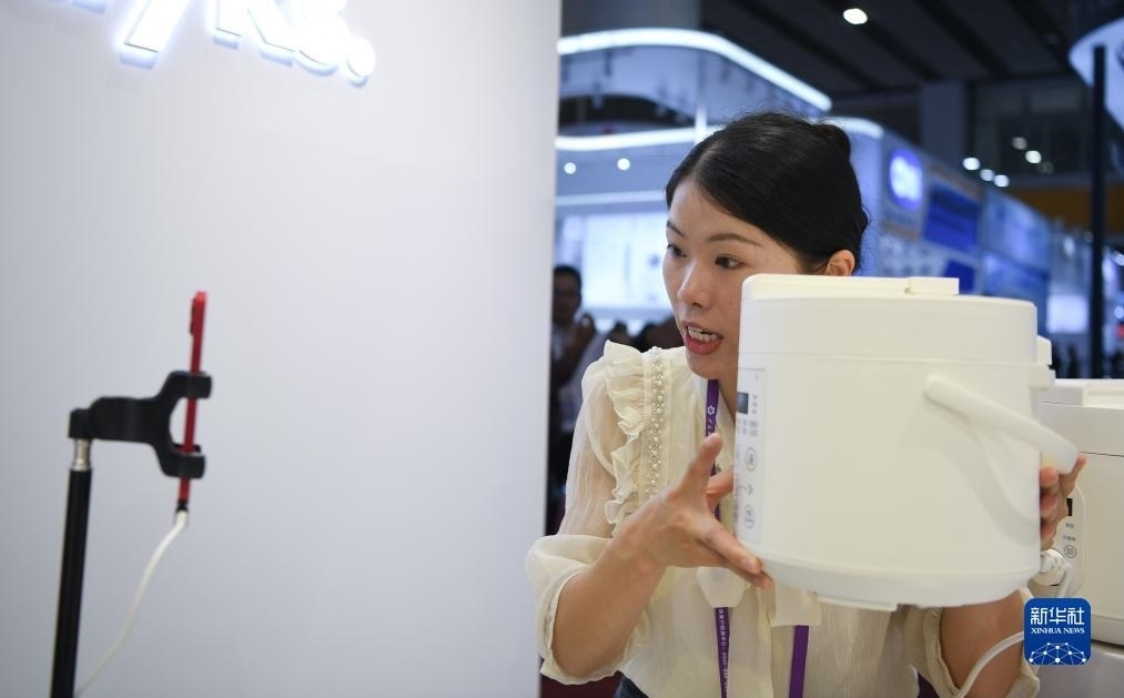 10月15日，參展的工作人員在展臺直播介紹家電產(chǎn)品。新華社記者 鄧華 攝