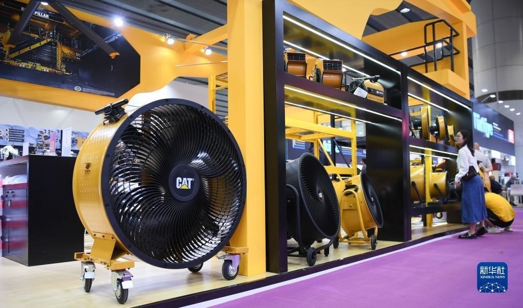 10月15日，參觀者在了解一家美國參展商的產(chǎn)品。新華社記者 鄧華 攝