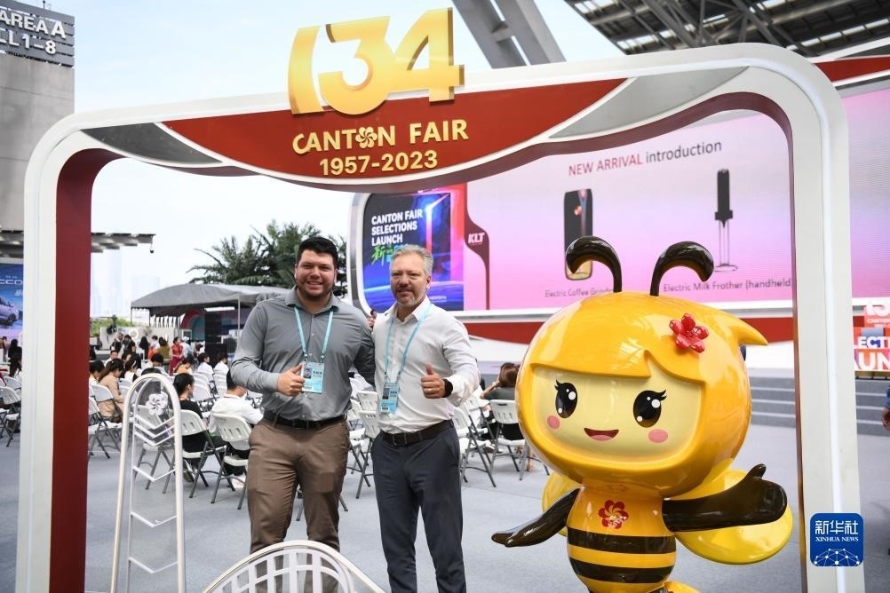 10月15日，來自巴西的采購商在廣交會上合影。新華社記者 鄧華 攝