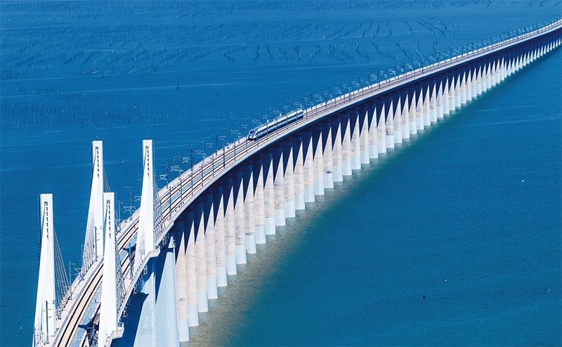 2023年9月28日，中國首條時速350公里跨海高鐵——福廈高鐵正式開通運營。圖為一列運行試驗車組駛過福廈高鐵湄洲灣跨海大橋（9月19日攝，無人機照片）。 新華社記者 魏培全/攝