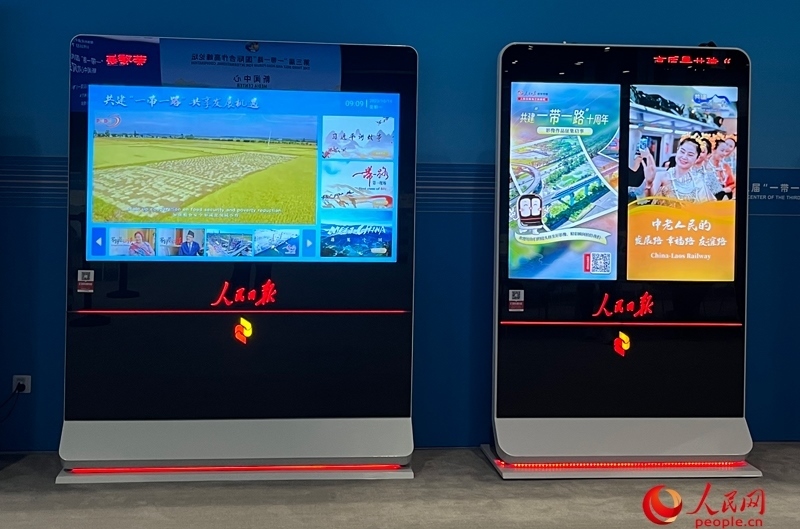 位于新聞中心的人民日?qǐng)?bào)電子閱報(bào)欄。人民網(wǎng)記者 杜燕飛攝