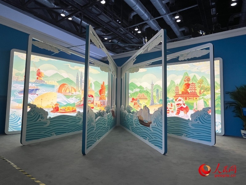 新聞中心媒體公共工作區(qū)兩側(cè)矗立著打開的“書畫”。人民網(wǎng)記者 杜燕飛攝