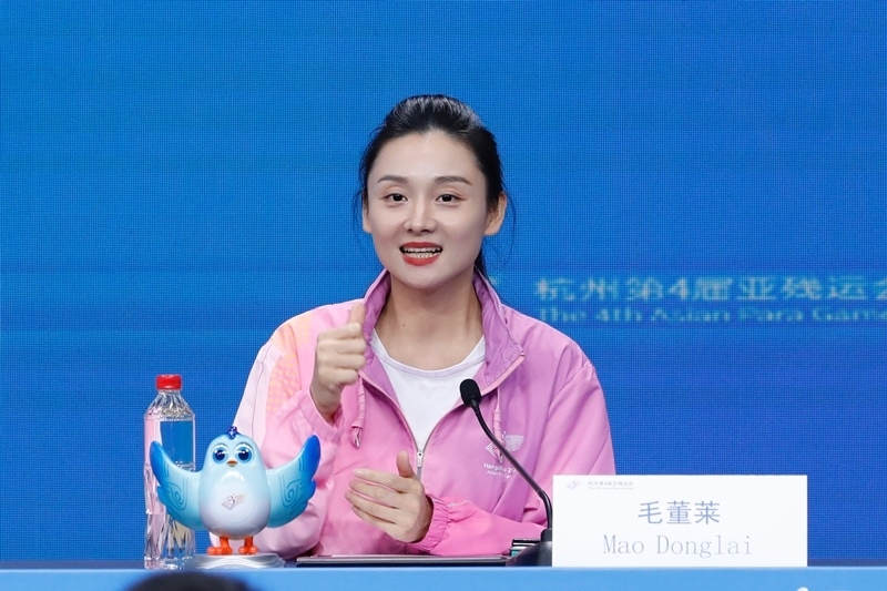 杭州市殘疾人綜合服務(wù)中心干事毛董萊介紹成為亞殘運會火炬手的經(jīng)歷。杭州亞殘組委供圖