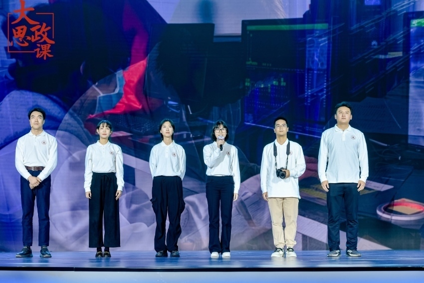 四川大學三星堆遺址考古隊隊長、考古文博學院教授黎海超和四川大學三星堆遺址考古隊隊員們