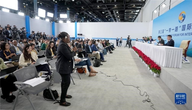 10月16日，第三屆“一帶一路”國際合作高峰論壇新聞中心在北京國家會議中心舉行首場吹風(fēng)會，邀請自然資源部國際合作司和相關(guān)單位負責(zé)人介紹有關(guān)情況，并回答記者提問。新華社記者 王毓國攝