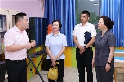 圖③：“小公民法律課堂”開(kāi)講前，全國(guó)人大代表殷其龍（右二）、重慶市人大代表李自玲（左二）聽(tīng)取楊家坪中學(xué)負(fù)責(zé)人關(guān)于未成年人思想教育工作情況的介紹。