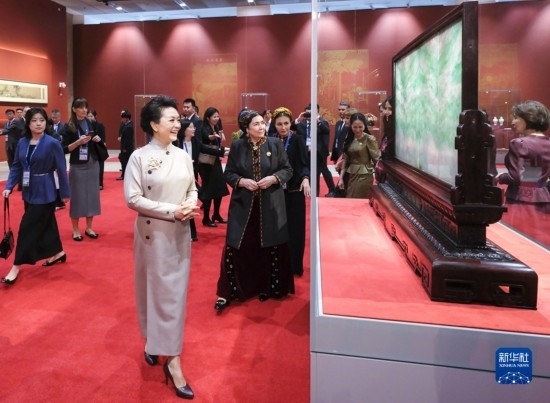  10月18日上午，國家主席習(xí)近平夫人彭麗媛邀請出席第三屆“一帶一路”國際合作高峰論壇的外方領(lǐng)導(dǎo)人夫人參觀中國工藝美術(shù)館（中國非物質(zhì)文化遺產(chǎn)館）。這是彭麗媛同外方領(lǐng)導(dǎo)人夫人參觀展品。新華社記者 丁林 攝
