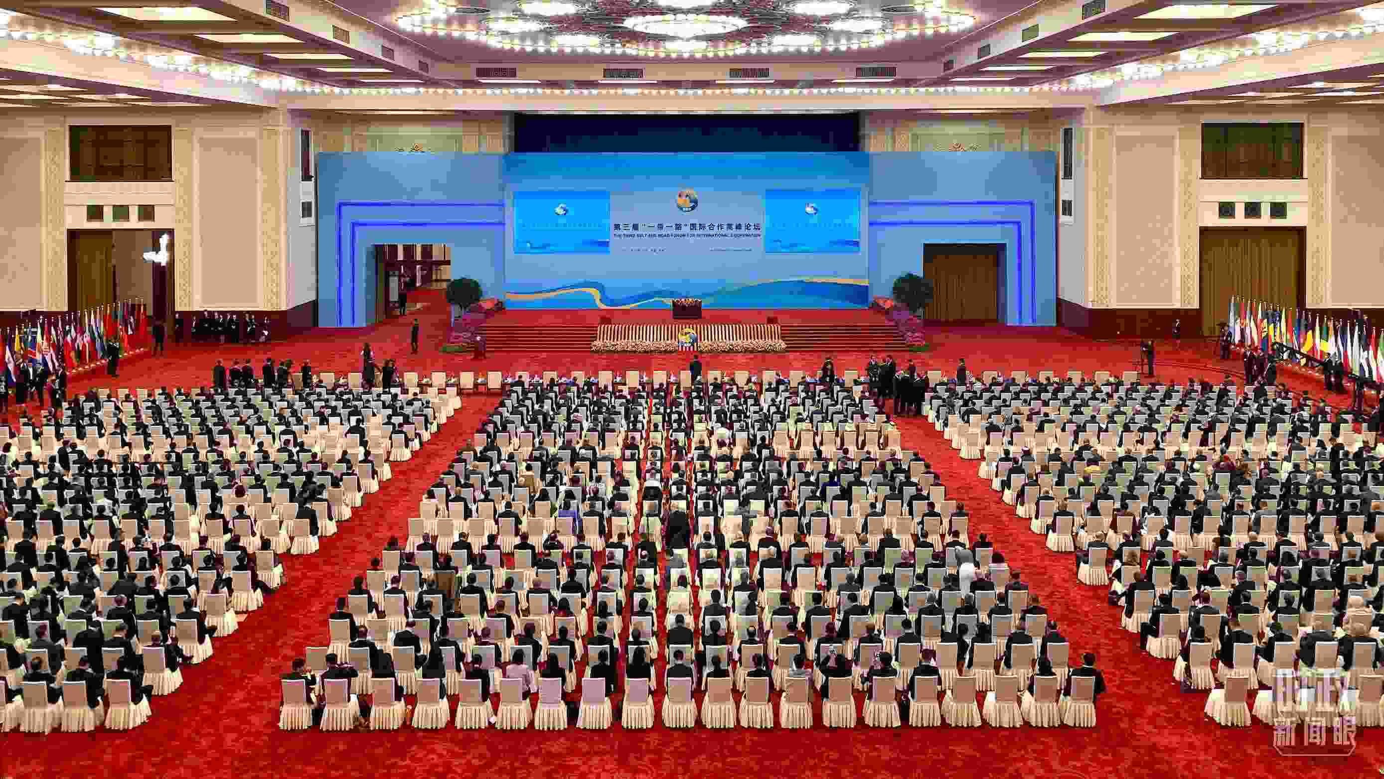 △人民大會(huì)堂宴會(huì)廳。這是開幕式之前的現(xiàn)場(chǎng)。（總臺(tái)央視記者李增仁拍攝）