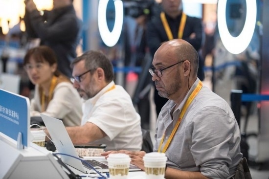 10月17日，記者在“一帶一路”國際合作高峰論壇新聞中心工作。新華社記者 張豪夫 攝