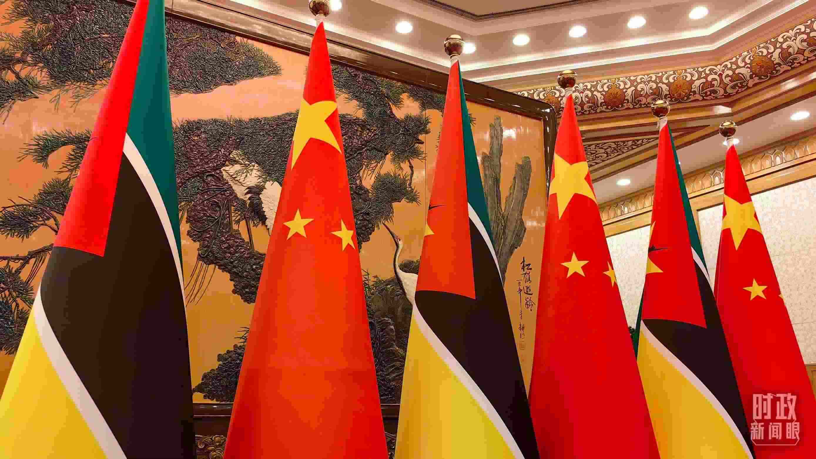 △會見現(xiàn)場，中國、莫桑比克兩國國旗。（總臺央廣記者潘毅拍攝）