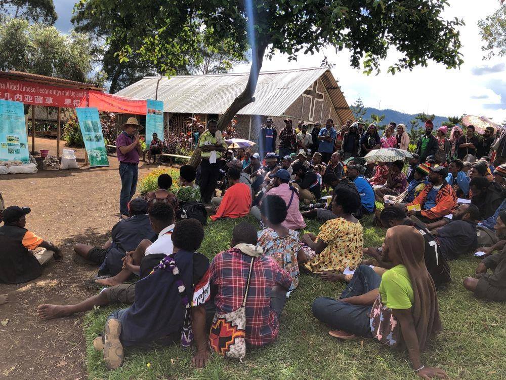 △2020年12月15日，中國專家在巴布亞新幾內(nèi)亞東高地省中國援助巴新菌草和旱稻技術(shù)項(xiàng)目第9期培訓(xùn)班上授課。