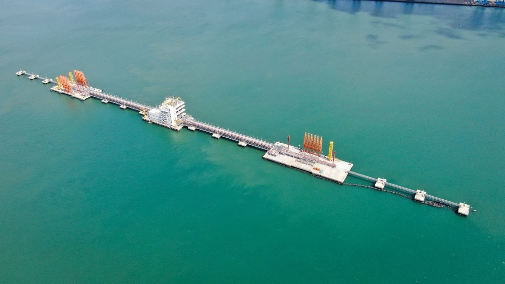 這是肯尼亞蒙巴薩油碼頭（2023年9月20日攝，無人機照片）。新華社發(fā)（中國交通建設股份有限公司肯尼亞蒙巴薩新建油碼頭項目部供圖）