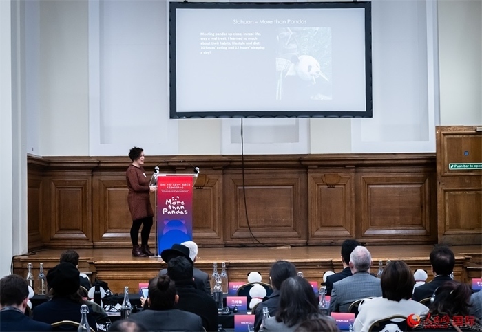 英國旅游達(dá)人瑪麗亞·拉莫爾作來川游歷主題分享。人民網(wǎng) 郭錦標(biāo)攝