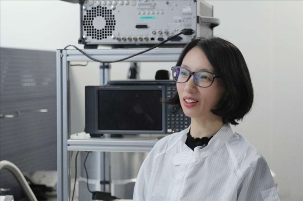 李婧在中國科學院紫金山天文臺毫米波和亞毫米波技術(shù)實驗室。（受訪者供圖）