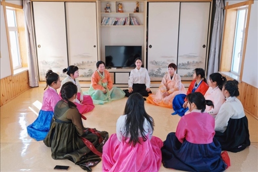 2023年6月，楊麗娜（后中）對擔任民宿管家的光東村村民們進行標準化培訓。（新華社記者金津秀攝）