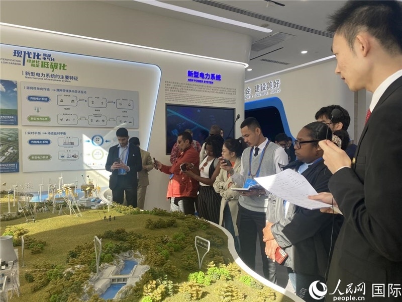 2023“一帶一路”媒體合作論壇聯(lián)合采訪團(tuán)參訪中國能建。人民網(wǎng)記者 于洋攝