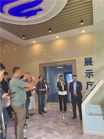 （在文瀾智谷中試產(chǎn)業(yè)基地，中外記者深入了解科技轉(zhuǎn)化情況 趙橙涔攝）