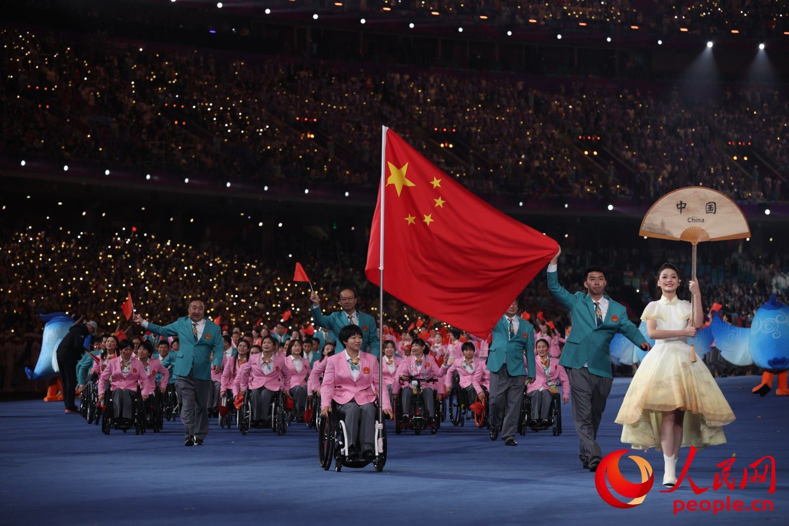 開幕式上，中國(guó)體育代表團(tuán)入場(chǎng)。人民網(wǎng) 周靜圓攝