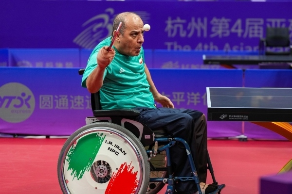 10月23日，杭州第4屆亞殘運(yùn)會(huì)乒乓球男子單打Class2小組循環(huán)賽舉行。圖為伊朗隊(duì)選手哈?！ず嗁M(fèi)尚在比賽中。圖片來源：杭州亞殘組委會(huì)