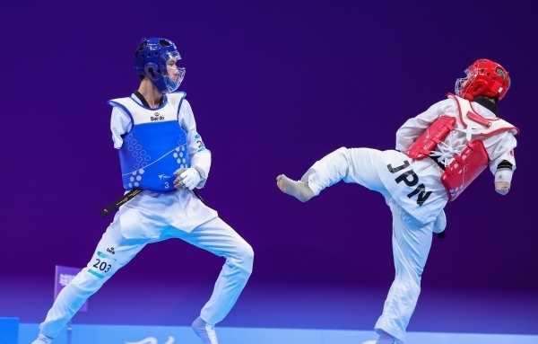 10月23日，杭州第4屆亞殘運(yùn)會(huì)跆拳道男子K44級(jí)58公斤級(jí)銅牌賽舉行。圖為烏茲別克斯坦隊(duì)選手桑賈貝克·穆赫托羅夫(左)和日本隊(duì)選手阿渡健太在比賽中。圖片來源：杭州亞殘組委會(huì)