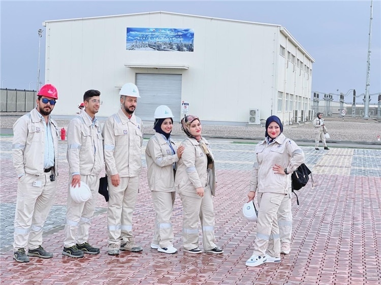 部分伊拉克員工合影。中國石油工程建設(shè)有限公司供圖