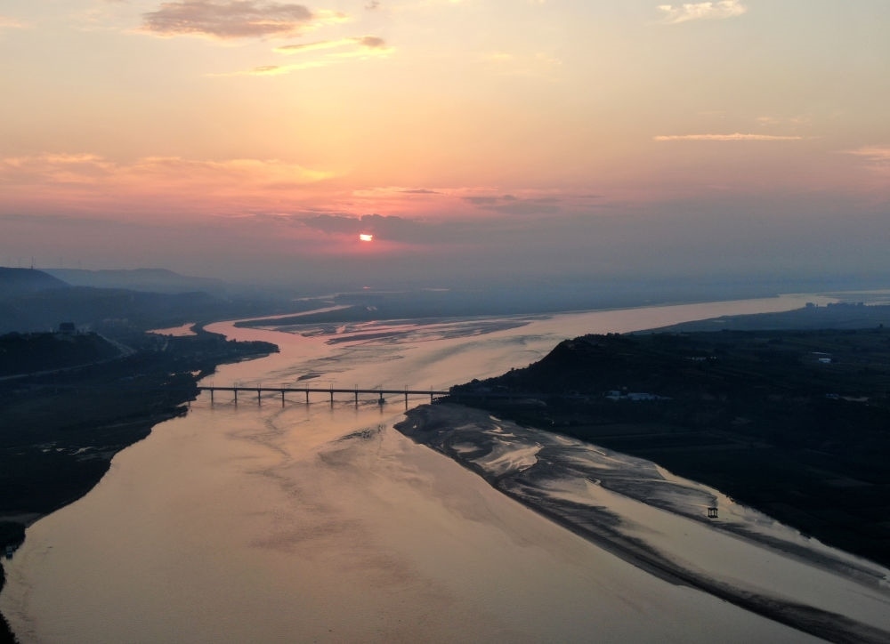  豫陜交界附近拍攝的黃河景色（2020年9月7日攝，無人機(jī)照片）。新華社記者 郝源 攝