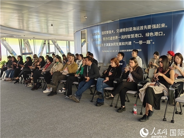 外媒記者探訪天津港北疆港區(qū)C段智能化集裝箱碼頭。人民網(wǎng)記者 符園園攝