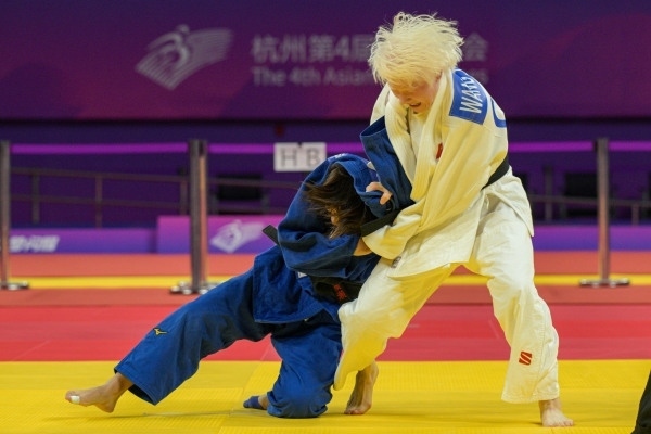 10月24日，杭州第4屆亞殘運(yùn)會(huì)柔道女子J2級(jí)57公斤級(jí)決賽舉行。圖為中國隊(duì)選手王嘉楠（右）和日本隊(duì)選手廣瀨順子在比賽中。圖片來源：杭州亞殘組委