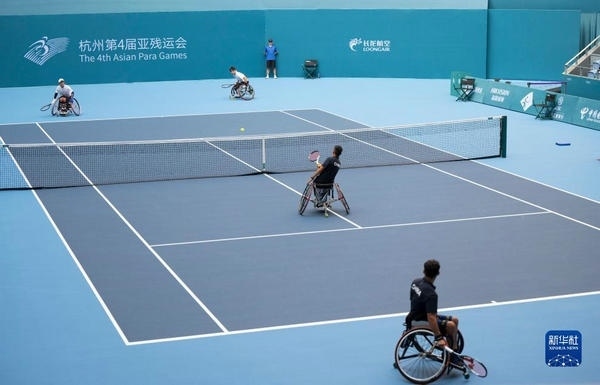 10月24日，在杭州第4屆亞殘運(yùn)會(huì)輪椅網(wǎng)球男子雙打1/4決賽中，中國組合董順江/紀(jì)珍旭以0比2不敵韓國組合任浩元/韓成奉，無緣半決賽。圖為董順江（右二）/紀(jì)珍旭（右一）在比賽中。新華社記者 才揚(yáng)攝