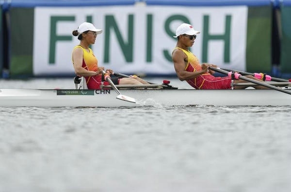 2021年8月29日，在東京殘奧會(huì)賽艇項(xiàng)目PR2級(jí)混合雙人雙槳決賽中，中國組合劉爽/蔣繼劍獲得銅牌。圖為劉爽（左）/蔣繼劍在比賽中。新華社記者 胡虎虎攝（資料圖）