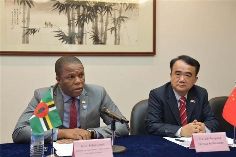 多公共工程部部長格蘭特（左一）向與會記者介紹赴華參會情況。駐多米尼克使館供圖
