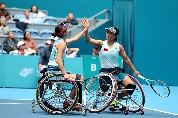 10月25日，杭州亞殘運會輪椅網(wǎng)球女雙決賽，中國組合朱珍珍(右)/郭珞瑤慶祝得分。人民網(wǎng)記者 胡雪蓉攝