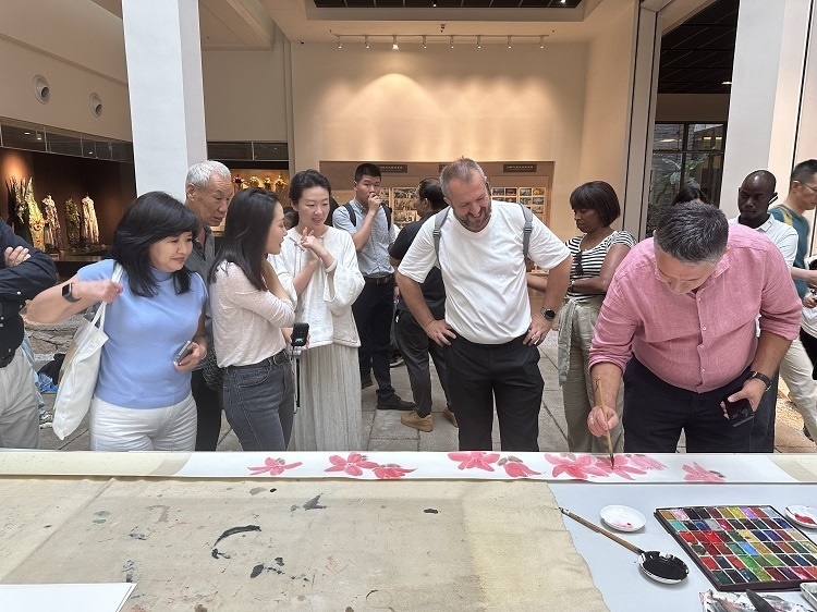 首屆國(guó)際傳播“絲路獎(jiǎng)”獲獎(jiǎng)代表等在廣州市荔灣區(qū)永慶坊參加文化交流活動(dòng)。楊爍壁、王燕攝影報(bào)道