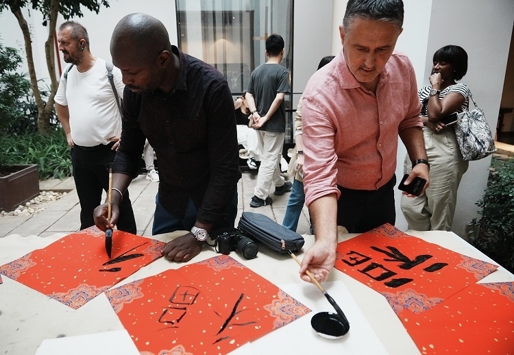 首屆國(guó)際傳播“絲路獎(jiǎng)”獲獎(jiǎng)代表等在廣州市荔灣區(qū)永慶坊參加文化交流活動(dòng)。楊爍壁、王燕攝影報(bào)道