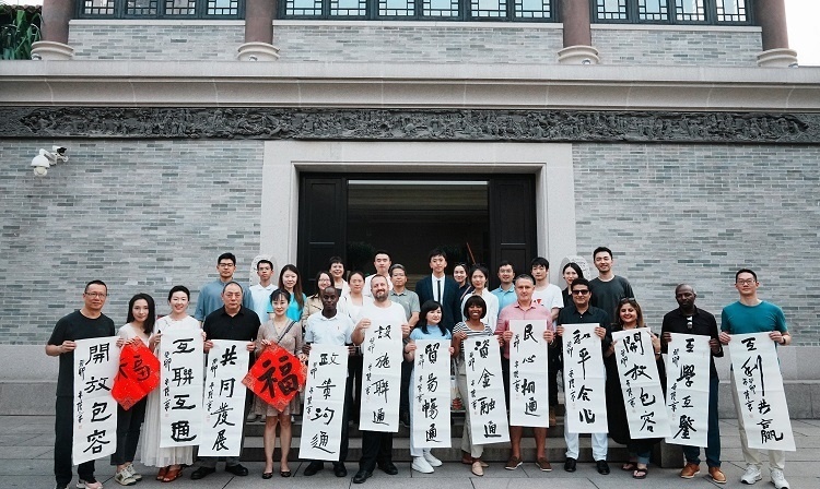 首屆國(guó)際傳播“絲路獎(jiǎng)”獲獎(jiǎng)代表等在廣州市荔灣區(qū)永慶坊參加文化交流活動(dòng)。楊爍壁、王燕攝影報(bào)道