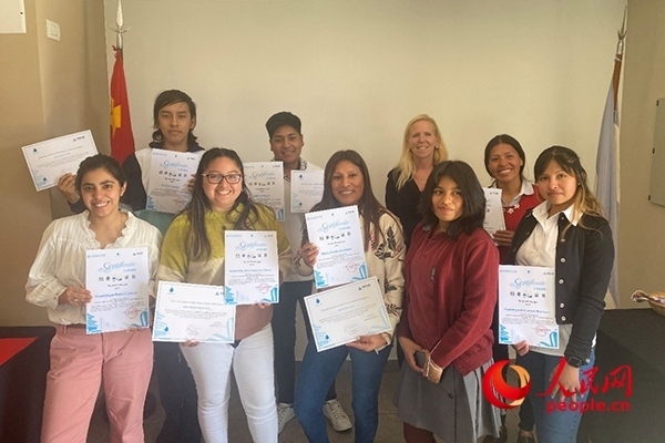 社區(qū)工作專家莫伊拉（后排右二）向“中文工坊”第二期培訓(xùn)班部分結(jié)業(yè)學(xué)員頒發(fā)由薩爾塔省教育部簽發(fā)的結(jié)業(yè)證書。人民網(wǎng)記者 吳思萱攝