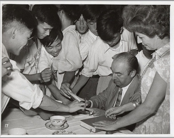 諾貝爾文學(xué)獎得主巴勃羅·聶魯達(dá)與中國青年在一起（資料圖片）。中國美術(shù)館供圖